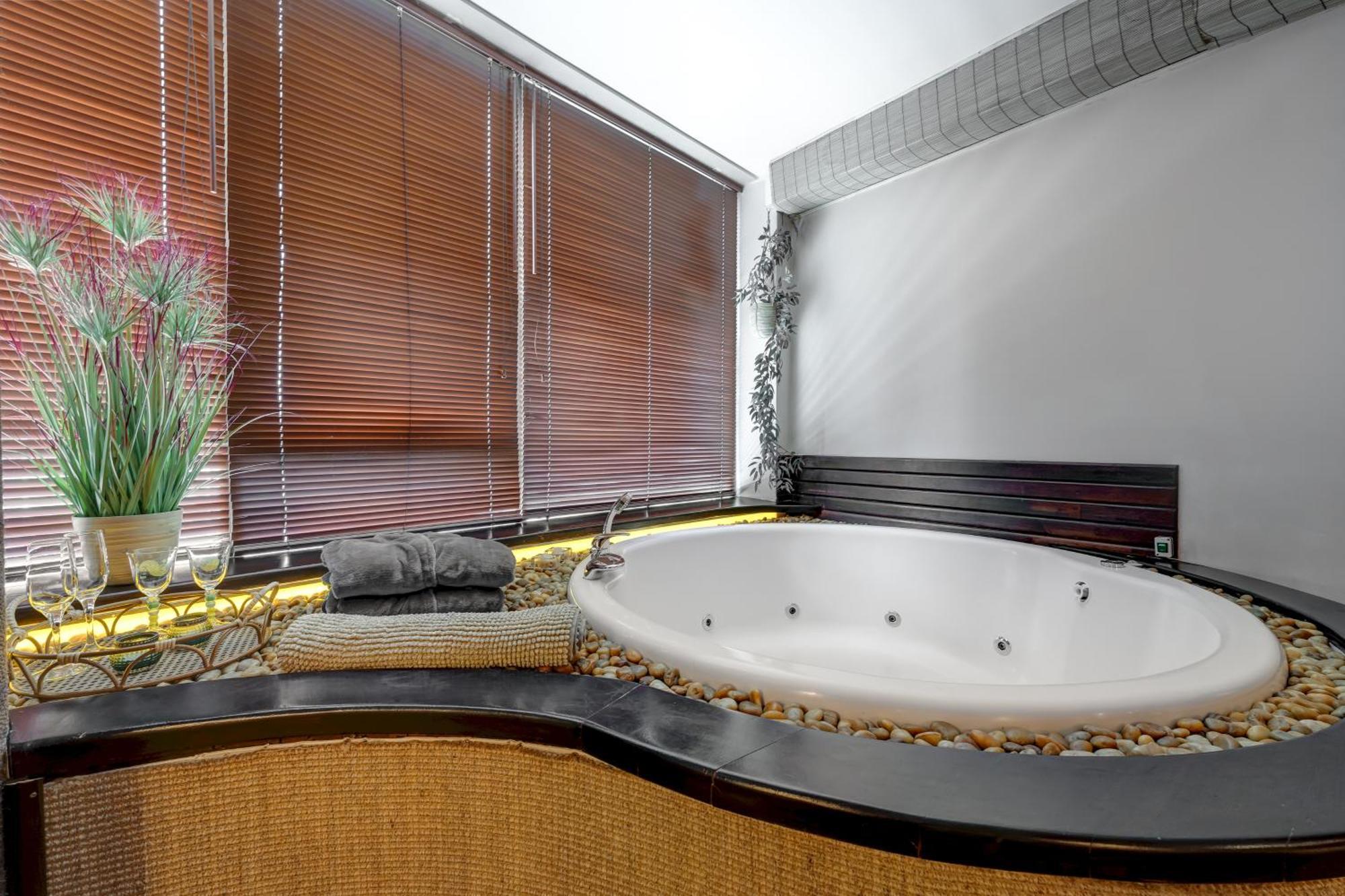 Apartments With Jaccuzi Vilnius Luaran gambar